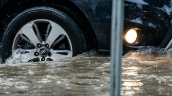 5 Rekomendasi Asuransi untuk Mobil yang Terendam Banjir agar Aman