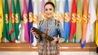 Bukan Sekadar Tenun: Menguak Rahasia Warisan Budaya Hidup Lewat Model 'TanahTanganTutur'