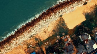 Kehidupan Pesisir Indonesia: Antara Keindahan Ombak dan Krisis Nyata