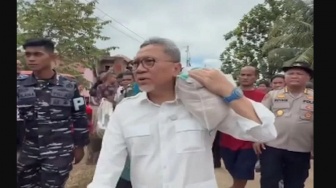 Viral Aksi Zulhas Panggul Beras di Lumpur Banjir Padang, Janjikan Bantuan Dobel