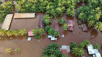 Foto udara Permukiman penduduk yang masih terendam banjir di Desa Cot Bayu, Trumon Tengah, Aceh Selatan, Aceh, Senin (1/12/2025). [ANTARA FOTO/Syifa Yulinnas/YU]