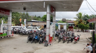 Sejumlah kendaraan antre panjang menunggu Bahan Bakar Minyak (BBM) di SPBU Kecamatan Batang Toru, Kabupaten Tapanuli Selatan, Sumatera Utara, Selasa (2/12/2025). [ANTARA FOTO/Yudi Manar/foc]