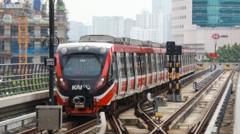 Kereta LRT Jabodebek tiba di Stasiun Dukuh Atas, Jakarta, Rabu (3/12/2025). [Suara.com/Alfian Winanto]
