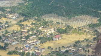 Kondisi pemukiman yang terdampak banjir di Kabupaten Aceh Tamiang, Aceh, Selasa (2/12/2025). [ANTARA FOTO/Fakhri Hermansyah/bar]
