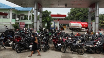 Sejumlah kendaraan antre panjang menunggu Bahan Bakar Minyak (BBM) di SPBU Kecamatan Batang Toru, Kabupaten Tapanuli Selatan, Sumatera Utara, Selasa (2/12/2025). [ANTARA FOTO/Yudi Manar/foc]