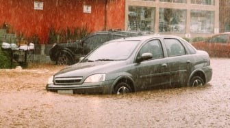 Wajib Tahu! 5 Pertolongan Pertama Saat Mobil Terendam Banjir Biar Tidak Rusak Total