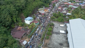 Foto udara kendaraan antre panjang menunggu Bahan Bakar Minyak (BBM) di SPBU Tano Ponggol, Tapanuli Tengah, Sumatera Utara, Selasa (2/12/2025). [ANTARA FOTO/Muhammad Irsal/Lmo/rwa]
