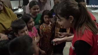 Momen Haru Najwa Shihab Dihampiri Bocah saat Kunjungi Lokasi Bencana: Kakak Kaya Ya?