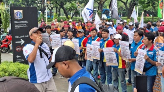 Serikat Pekerja Geruduk Balai Kota: Tuntut Upah yang Hilang, Sindir 'Jakarta Menyala' Jadi Gelap