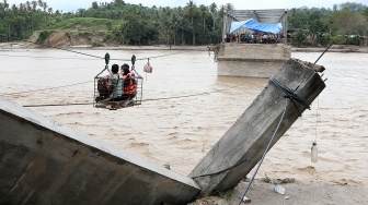 Jembatan Juli Ambruk, Warga Bertaruh Nyawa Lintasi Sungai dengan Kabel Baja