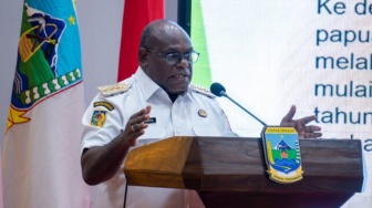 Gubernur Papua Tengah Meki Nawipa Gelontorkan Rp90 Miliar, 26 Ribu Siswa Kini Sekolah Gratis!