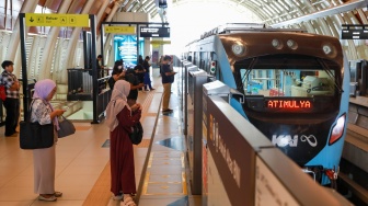 Kereta LRT Jabodebek tiba di Stasiun Dukuh Atas, Jakarta, Rabu (3/12/2025). [Suara.com/Alfian Winanto]
