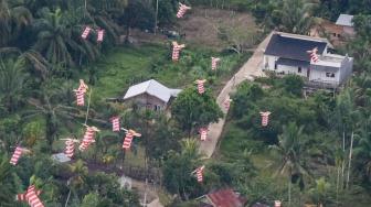 Sejumlah helibox di distribusikan Prajurit TNI AU Skadron Udara 2 menggunakan metode Container Delivery Sistem (CDS) dengan pesawat CN 295 di Kecamatan Kuala Simpang, Kabupaten Aceh Tamiang, Aceh, Selasa (2/12/2025). [ANTARA FOTO/Fakhri Hermansyah/bar]