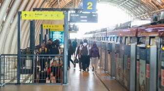 Suasana penumpang menunggu kedatangan Kereta LRT Jabodebek di Stasiun Dukuh Atas, Jakarta, Rabu (3/12/2025). [Suara.com/Alfian Winanto]
