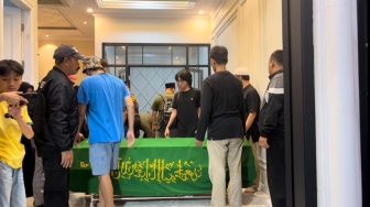 Jenazah Epy Kusnandar Tiba di Rumah Duka, Sang Anak Tegar Gotong Keranda Jenazah
