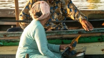 Di Bawah Bayang Rob: Kisah Perjuangan Sunyi Perempuan Pesisir Melawan Krisis Iklim