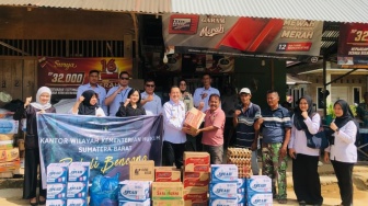 ASN Kemenkum Sumbar Ramai-ramai Bantu Korban Banjir Bandang di Padang