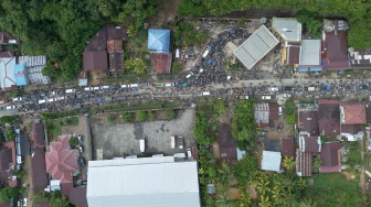 Foto udara kendaraan antre panjang menunggu Bahan Bakar Minyak (BBM) di SPBU Tano Ponggol, Tapanuli Tengah, Sumatera Utara, Selasa (2/12/2025). [ANTARA FOTO/Muhammad Irsal/Lmo/rwa]