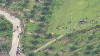 Pengungsi banjir menunggu bantuan helibox yang di distribusikan Prajurit TNI AU Skadron Udara 2 menggunakan metode Container Delivery Sistem (CDS) dengan pesawat CN 295 di Kecamatan Kuala Simpang, Kabupaten Aceh Tamiang, Aceh, Selasa (2/12/2025). [ANTARA FOTO/Fakhri Hermansyah/bar]