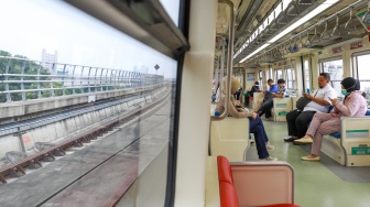 Penumpang menaiki Kereta LRT Jabodebek di Stasiun Dukuh Atas, Jakarta, Rabu (3/12/2025). [Suara.com/Alfian Winanto]
