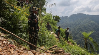 Prajurit TNI dari Satgas Penertiban Kawasan Hutan (PKH) berjaga di lokasi pertambangan tanpa izin (PETI) di kawasan Taman Nasional Gunung Halimun Salak, Lebak, Banten, Rabu (3/12/2025). [ANTARA FOTO/Angga Budhiyanto/nz]