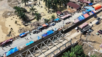 Foto udara sejumlah tenda pengungsian warga di atas jembatan Kota Kuala Simpang, Kabupaten Aceh Tamiang, Aceh, Rabu (3/12/2025). [ANTARA FOTO/Syifa Yulinnas/nz]