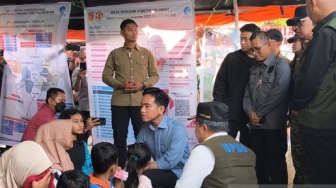 Gibran Tenangkan Pengungsi Banjir Bandang Sumatera, Janjikan Percepatan Pemulihan di Agam