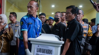 Petugas mengangkat peti kerangka jenazah Alvaro Kiano Nugroho di RS Polri, Jakarta, Kamis (4/12/2025). [ANTARA FOTO/Putra M. Akbar/YU]