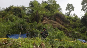 Prajurit TNI dari Satgas Penertiban Kawasan Hutan (PKH) berjaga di lokasi pertambangan tanpa izin (PETI) di kawasan Taman Nasional Gunung Halimun Salak, Lebak, Banten, Rabu (3/12/2025). [ANTARA FOTO/Angga Budhiyanto/nz]