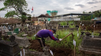 Pekerja menggali makam saat proses relokasi di Padukuhan Kaweden, Tirtoadi, Mlati, Sleman, D.I Yogyakarta, Rabu (3/12/2025). [ANTARA FOTO/Andreas Fitri Atmoko/nym]