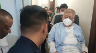 Drama Sidang Haji Alim: Datang dengan Ambulans & Oksigen, Ratusan Pendukung Padati