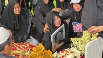 Panggil-Panggil Suaminya, Karina Ranau Menangis Histeris Sampai Lemas di Pemakaman Epy Kusnandar