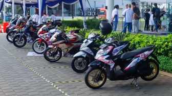 Pengunjung melihat jajaran kendaraan yang dipamerkan di acara Astra Auto Fest 2025 di di Astra Biz Center, Tangerang, Banten, Jumat (5/12/2025). [Suara.com/Alfian Winanto]