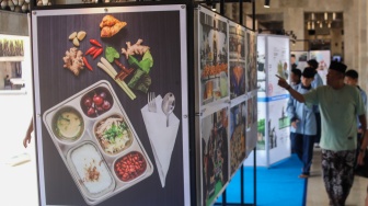 Pengunjung mengamati sejumlah karya yang ditampilkan pada pameran Haluan Merah Putih di selasar Al Fattah, Masjid Istiqlal, Jakarta, Jumat (5/12/2025). [Suara.com/Alfian Winanto]