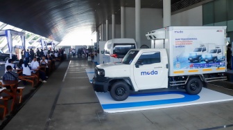 Pengunjung melihat jajaran kendaraan yang dipamerkan di acara Astra Auto Fest 2025 di di Astra Biz Center, Tangerang, Banten, Jumat (5/12/2025). [Suara.com/Alfian Winanto]