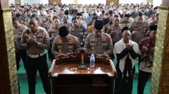 Doakan Korban Banjir Bandang Sumatera, Polda Jatim Gelar Shalat Ghaib