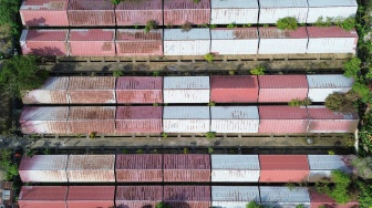 Foto udara rumah khusus (rusus) yang sedang dibersihkan di Lubuk Buaya, Padang, Sumatera Barat, Jumat (5/12/2025). [ANTARA FOTO/Iggoy el Fitra/bar]