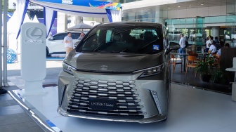 Pengunjung melihat jajaran kendaraan yang dipamerkan di acara Astra Auto Fest 2025 di di Astra Biz Center, Tangerang, Banten, Jumat (5/12/2025). [Suara.com/Alfian Winanto]