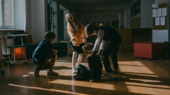 Anak Meniru yang Dilihat: Bagaimana Keluarga Menghasilkan Pelaku Bullying?