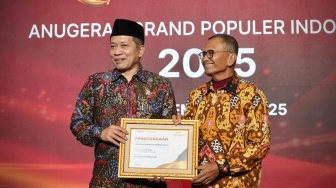 Program KDKMP Jadi Program Pemerintah Terpopuler, Menteri Ferry Raih Disway Awards 2025