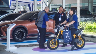 Pengunjung mencoba kendaraan yang dipamerkan di acara Astra Auto Fest 2025 di di Astra Biz Center, Tangerang, Banten, Jumat (5/12/2025). [Suara.com/Alfian Winanto]
