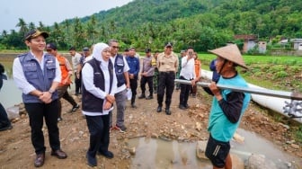 Gubernur Khofifah Tinjau Desa Kertosono, Pastikan Pembangunan Tanggul Bronjong Rampung 100 Persen