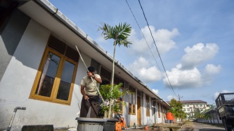 Sejumlah pekerja membersihkan rumah khusus (rusus) di Lubuk Buaya, Padang, Sumatera Barat, Jumat (5/12/2025). [ANTARA FOTO/Iggoy el Fitra/bar]