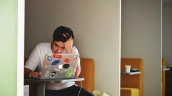 Generasi 'Lemah' atau Generasi Sadar Batas? Wajah Baru Dunia Kerja