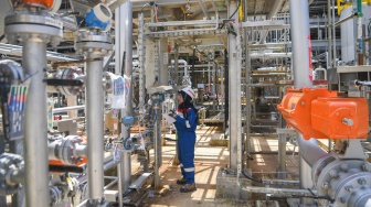 Pekerja melakukan pengecekan saat uji coba unit Propylene Recovery Unit (PRU) di Kilang Pertamina Balikpapan, Kalimantan Timur, Kamis (4/12/2025). [ANTARA FOTO/M Risyal Hidayat/tom]