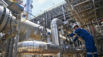 Pekerja melakukan pengecekan saat uji coba unit Propylene Recovery Unit (PRU) di Kilang Pertamina Balikpapan, Kalimantan Timur, Kamis (4/12/2025). [ANTARA FOTO/M Risyal Hidayat/tom]