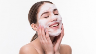 7 Rekomendasi Sabun Cuci Muka dengan Niacinamide untuk Mencerahkan Kulit Kusam
