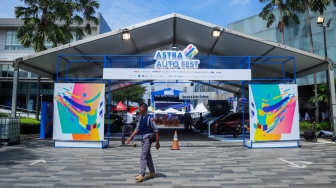 Pengunjung melihat jajaran kendaraan yang dipamerkan di acara Astra Auto Fest 2025 di di Astra Biz Center, Tangerang, Banten, Jumat (5/12/2025). [Suara.com/Alfian Winanto]