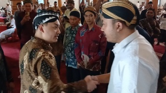 Momen Langka! Hangatnya Sapaan Purboyo ke Hangabehi Usai Salat Jumat di Masjid Agung