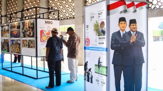 Pengunjung mengamati sejumlah karya yang ditampilkan pada pameran Haluan Merah Putih di selasar Al Fattah, Masjid Istiqlal, Jakarta, Jumat (5/12/2025). [Suara.com/Alfian Winanto]